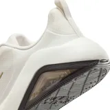 Championes Nike modelo Bella 7, color negro con entresuela blanca y detalles en negro translúcido. Presentan un diseño deportivo con malla transpirable, logo de la marca en el lateral y tecnología Air Zoom en el talón.