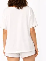 Pijama de viscosa y lino, color blanco, compuesto por una remera de manga corta y un short con elástico en la cintura.