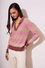 Sweater de viscosa y nylon a rayas horizontales en tonos rosa y beige, con cuello polo y mangas largas.