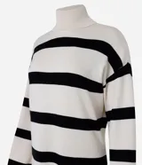 Vestido midi de punto con cuello alto y mangas largas. Diseño recto con rayas horizontales negras sobre fondo crudo y aberturas laterales.