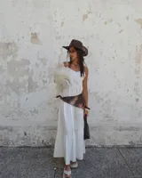 Vestido largo blanco de tirantes finos, con escote en V y falda con volados.