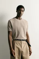 Camiseta de punto relaxed fit de algodón en color negro, con cuello redondo y manga corta, con acabados en rib.