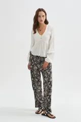 Babucha de viscosa con estampado floral en tonos marrones y beige, de corte recto y ajuste cómodo.