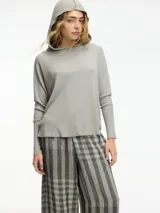 Hoodie de tejido color verde con capucha y mangas largas con puño ajustado.