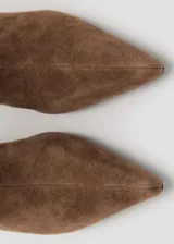 Botin de gamuza color marrón con taco fino y punta afilada, diseñado con un estilo elegante y minimalista.