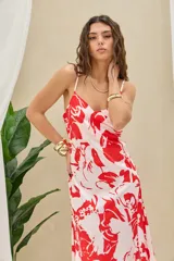 Vestido largo de satén con estampado floral en tonos rojo y rosa, tirantes finos y escote en V.