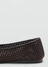 Zapato chatita de mujer modelo Cidia, en color marrón oscuro con diseño trenzado y punta redonda.