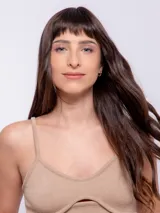 Top color beige al cuerpo sin mangas, con escote en v, tirantes finos y abertura en parte central.