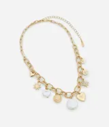 Collar corto de cadena de eslabones medianos con baño dorado, decorado con múltiples dijes que incluyen corazones, perlas y símbolos místicos. Cuenta con cierre ajustable y extensor.