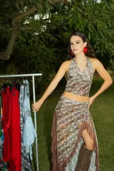 Top corto multicolor con estampado abstracto, escote halter y espalda descubierta.