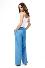 Pantalón de corte holgado en denim liviano de mezcla de lyocell y algodón, tiro alto con elástico revestido y cordón ajustable en la cintura, bolsillos laterales discretos y piernas rectas.