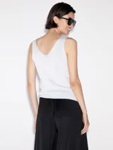 Musculosa plateada de lurex con escote en V y breteles finos.