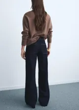 Jeans tiro alto de corte culotte y pierna ancha, en denim azul oscuro con bajo deshilachado, trabillas para cinto y bolsillos traseros.
