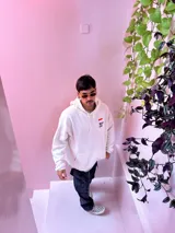 Canguro beige de algodón con capucha y cordones ajustables. Estampado en el pecho con la bandera de Mónaco y el texto "Monaco 1988".