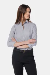 Camisa rayada entallada de manga larga, textura suave al tacto. Contiene spandex para un mejor calce.