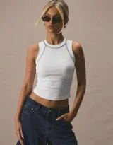 Top ajustado de cuello redondo y sin mangas, con costuras visibles en contraste que resaltan el diseño. Presenta un corte cropped y una silueta minimalista.