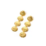 Aros colgantes dorados con forma de conchas marinas.