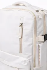 Mochila de viaje color gris, con diseño funcional que incluye múltiples compartimentos con cierre, bolsillo frontal vertical y correas ajustables con hebillas.