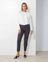 Pantalón negro de gabardina elastizada, marca Zac & Rachel. Corte recto, pretina ancha pespunteada, bolsillos simulados y largo al tobillo.