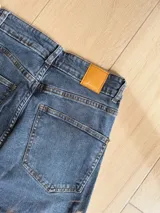 Pantalón de jean azul de corte wide leg.