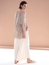 Spolverino largo de tejido calado color beige.