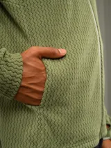 Campera de entrenamiento Umbro con capucha, cierre frontal completo y bolsillo en el pecho de nylon con cierre. Presenta una textura de tejido en relieve y logo de la marca estampado en el bolsillo.