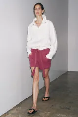 Shorts color rosa viejo, de tiro medio y corte holgado, con cintura elástica y cinturón de lazo ajustable.