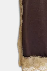 Top de tejido satinado color marrón oscuro, con escote recto y tirantes finos ajustables. Presenta aplicación de encaje color beige a contraste en el escote y el bajo.