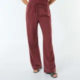 Pantalón ancho de tiro alto, color rojo oscuro o bordó, con cordón ajustable en la cintura.