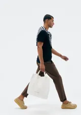 Camiseta básica de manga corta y cuello redondo, color rojo oscuro.