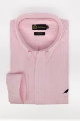 Camisa de manga larga Club House, color rosado con finas rayas blancas, corte clásico fit, cuello button-down, bolsillo en el pecho con pequeño bordado y cierre frontal con botones.