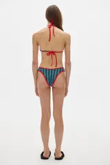 Parte de abajo de bikini reversible con estampado de rayas verticales en azul y verde, y bordes rojos. Cobertura media en la parte trasera.