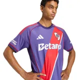 Camiseta de fútbol Adidas del River Plate, tercer uniforme, de color violeta con la tradicional banda diagonal roja y detalles en blanco y rojo.