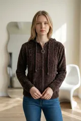 Campera tipo sweater de chenille con textura suave, cierre frontal con tirador circular, capucha con cordones ajustables y puños y ruedo acanalados.