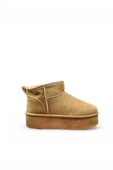 Pantubota corta de gamuza color camel, con plataforma gruesa y suela dentada. Forro interno de corderito sintético y tirador trasero.