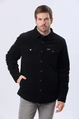 Campera de pana negra con forro interior de corderito, cuello camisero, cierre frontal con botones y bolsillos frontales con solapa.