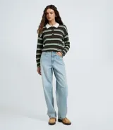 Pantalón baggy de jean en color azul claro, con cintura mediana, corte amplio y recto. Cuenta con bolsillos funcionales, trabillas para cinturón y cierre frontal con botón y cremallera.