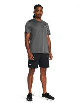 Short deportivo Under Armour modelo Launch de 7 pulgadas, color negro. Confeccionado en tejido ligero y duradero con paneles de malla para ventilación, cuenta con forro interior, cintura elástica con cordón y bolsillos laterales.