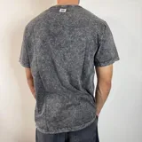 Remera de algodón con efecto lavado (acid wash) en color gris oscuro, de corte regular y cuello redondo.