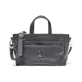 Bandolera de cuero con textura granulada, cuenta con doble asa de mano y correa larga ajustable y extraíble. Presenta un bolsillo frontal con cierre y placa metálica con logo de la marca en el centro.