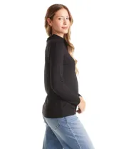 Polera de cuello mock en tejido de hilado fino, con manga larga y detalle de pespunte vertical en el centro del frente.