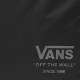 Mochila Vans Rollrop negra con cierre superior enrollable, bolsillo frontal con cierre y logo de la marca estampado en la parte inferior.