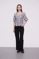 Blusa de algodón con estampado a cuadros, cuello en V, corte holgado y mangas cortas abullonadas con frunces.