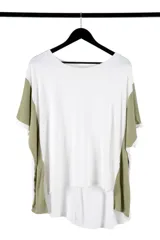 Remerón de manga corta, holgado, con cuello redondo. El cuerpo es blanco y las mangas son de color verde militar.