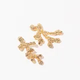Par de aros colgantes dorados con forma de rama de coral texturizada.