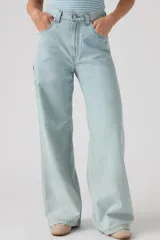 Pantalón de jean estilo baggy carpenter en color celeste claro, con corte ancho y bolsillos utilitarios.