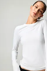 Remera entallada de manga larga con cuello redondo, confeccionada en tejido de punto acanalado.