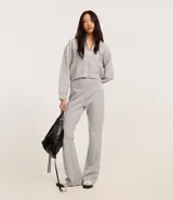 Pantalón flare color crema confeccionado en algodón con viscosa certificada, forro en fleece y cintura elástica.