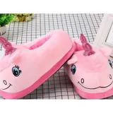 Pantuflas de peluche con diseño de unicornio en color celeste, con cuerno brillante y detalles bordados en el rostro.
