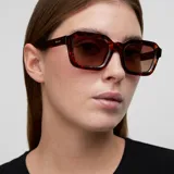 Lentes de sol con montura cuadrada de diseño retro inspirado en los años 70, con estampado carey en tonos marrones y cristales polarizados en color marrón.